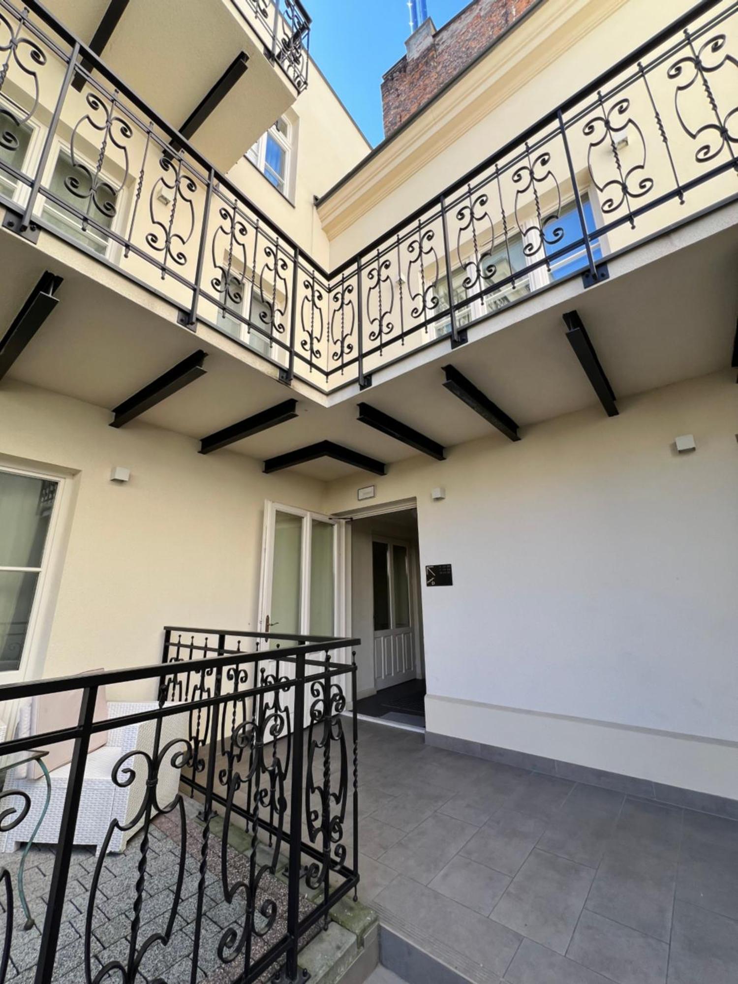 Atrium - Old Town Luxury Apartments - By Upstairs Krakau Exterior foto